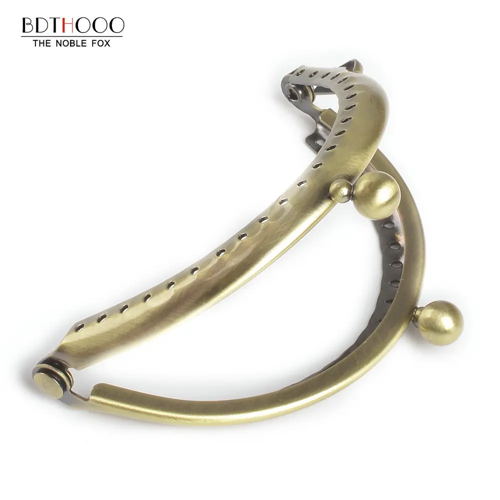 10pcs/lot 8.5cm Round Metal Purse Frame Handle for Clutch Bag Accessories Making Kiss Clasp Lock Antique Bronze Bags Hardware
10pcs/lot 8.5cm Round Metal Purse Frame Handle for Clutch Bag Accessories Making Kiss Clasp Lock Antique Bronze Bags Hardware