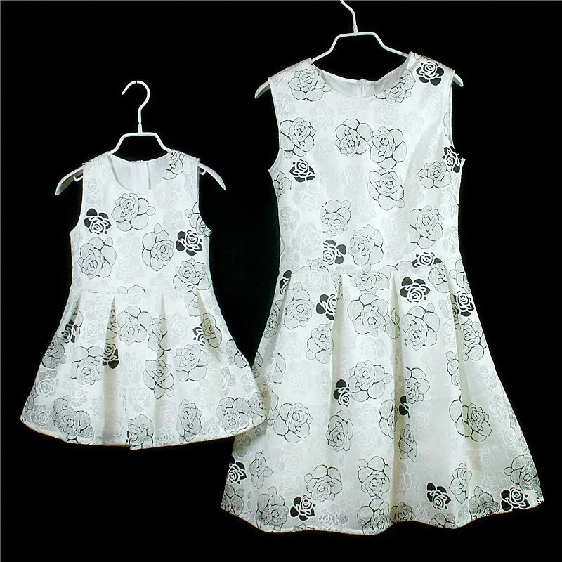 Maggie's Walker Mother and daughter outfit Parent-child hollow out lace party dress Rose princess sleeveless dress for Children
Maggie's Walker Mother and daughter outfit Parent-child hollow out lace party dress Rose princess sleeveless dress for Children