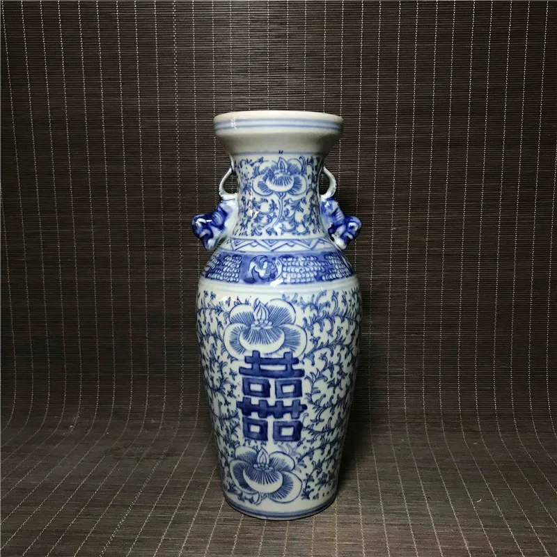 Chinese old porcelain Blue and white porcelain Double happiness binaural ears vase
Chinese old porcelain Blue and white porcelain Double happiness binaural ears vase