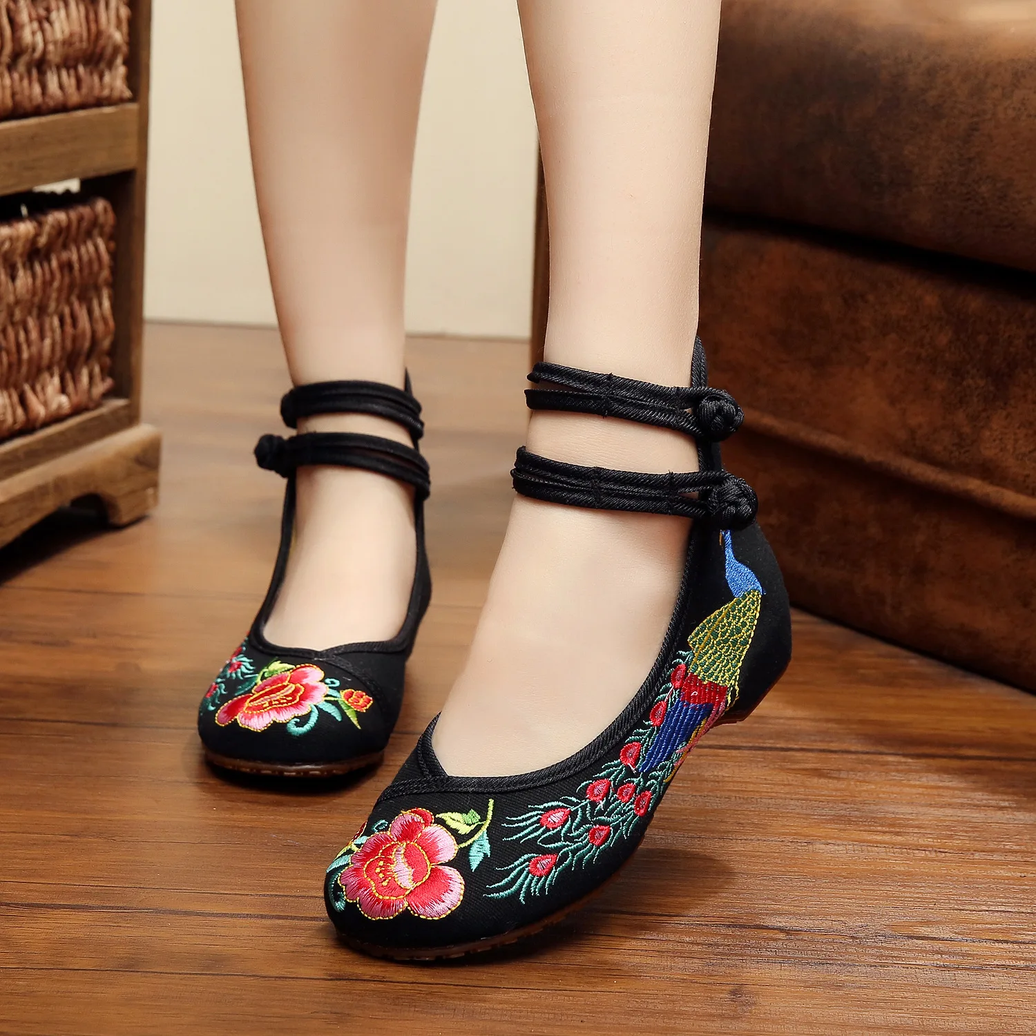 Women's Sandals Red-tailed Peacock Embroidered Cloth Shoes Wedges Sandals Old Beijing Casual Women's Shoes Shoes Oxford Bottom
Women's Sandals Red-tailed Peacock Embroidered Cloth Shoes Wedges Sandals Old Beijing Casual Women's Shoes Shoes Oxford Bottom