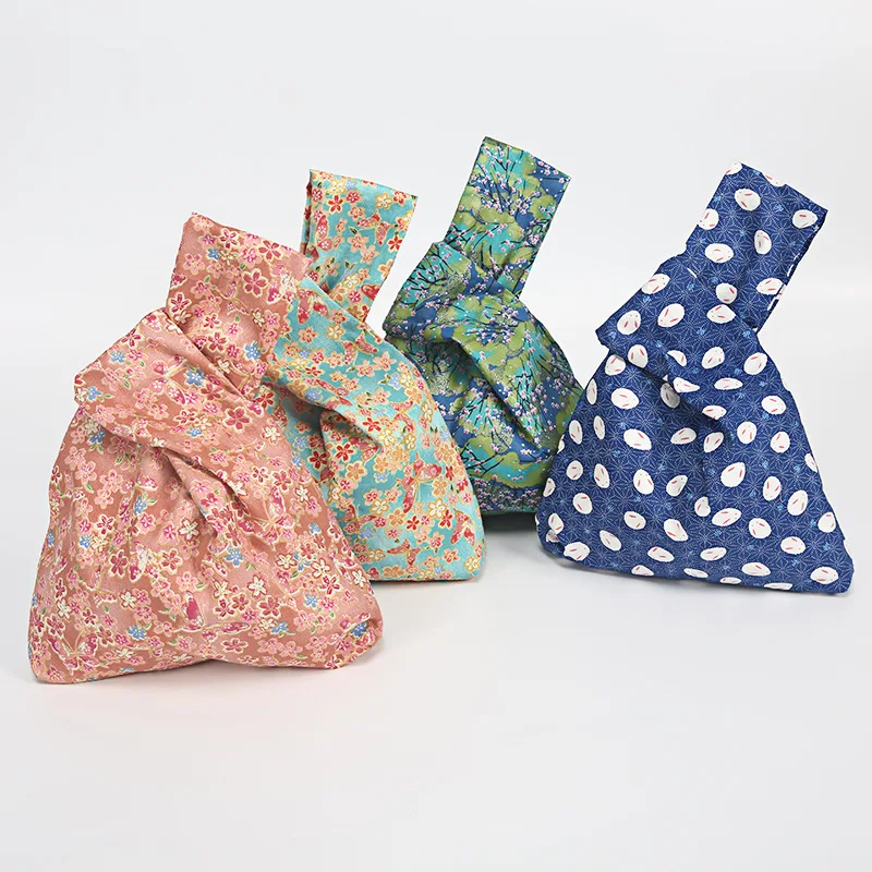 Japanese Style Wind Simple Knot Wrist Bag Coin purse Mobile Phone Key Small Bag Grid Gilding broken flowers Handmade Square Bag
Japanese Style Wind Simple Knot Wrist Bag Coin purse Mobile Phone Key Small Bag Grid Gilding broken flowers Handmade Square Bag