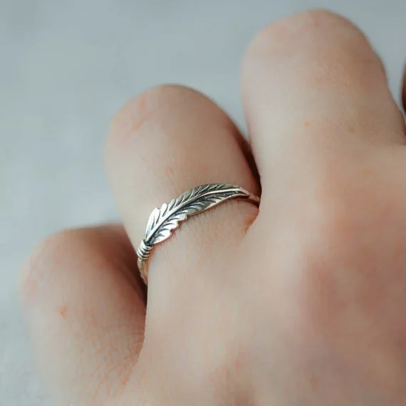 Vintage Boho Feather Ring Wholesale Charms Antique Silver Leaf Feather Ring Finger Ring Fashion Jewelry Rings for Women
Vintage Boho Feather Ring Wholesale Charms Antique Silver Leaf Feather Ring Finger Ring Fashion Jewelry Rings for Women