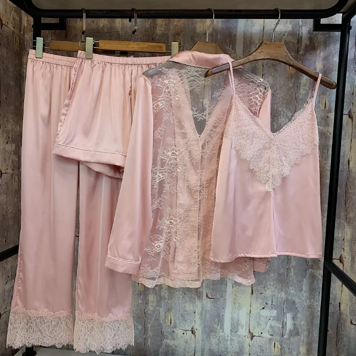 2019 New Spring Womens Four Pieces Trousers Set Pajamas High-grade Lace Satin Silk Bathrobe Suspenders Sleepwear Home Suits
2019 New Spring Womens Four Pieces Trousers Set Pajamas High-grade Lace Satin Silk Bathrobe Suspenders Sleepwear Home Suits