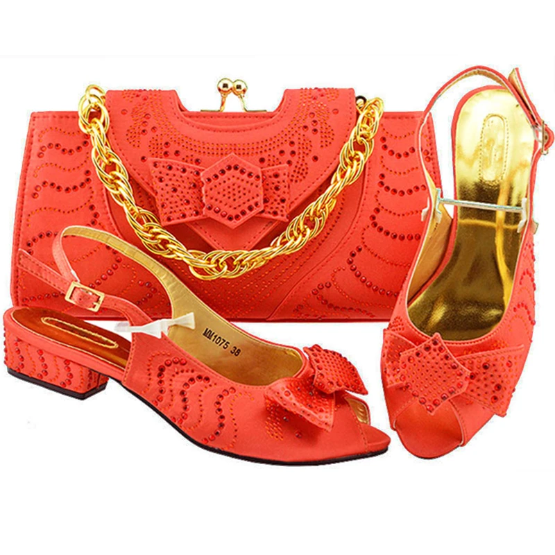 New Arrival Party Dress Shoe and Bag Set Decorated with Appliques Women Shoes and Ba Set In Italy Nigerian Party Shoes and Bag
New Arrival Party Dress Shoe and Bag Set Decorated with Appliques Women Shoes and Ba Set In Italy Nigerian Party Shoes and Bag