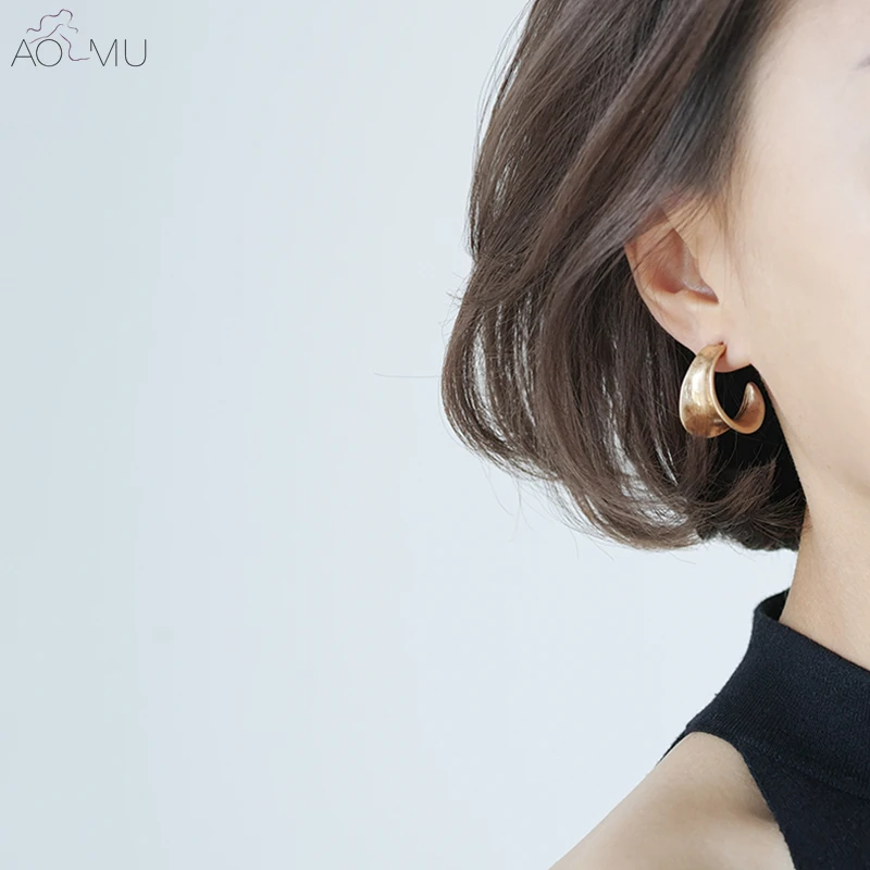 AOMU New Simple Vintage Metal Matte Gold Geometric Concave C-shaped Irregular Circle Big Stud Earrings for Women Girl Gift
AOMU New Simple Vintage Metal Matte Gold Geometric Concave C-shaped Irregular Circle Big Stud Earrings for Women Girl Gift