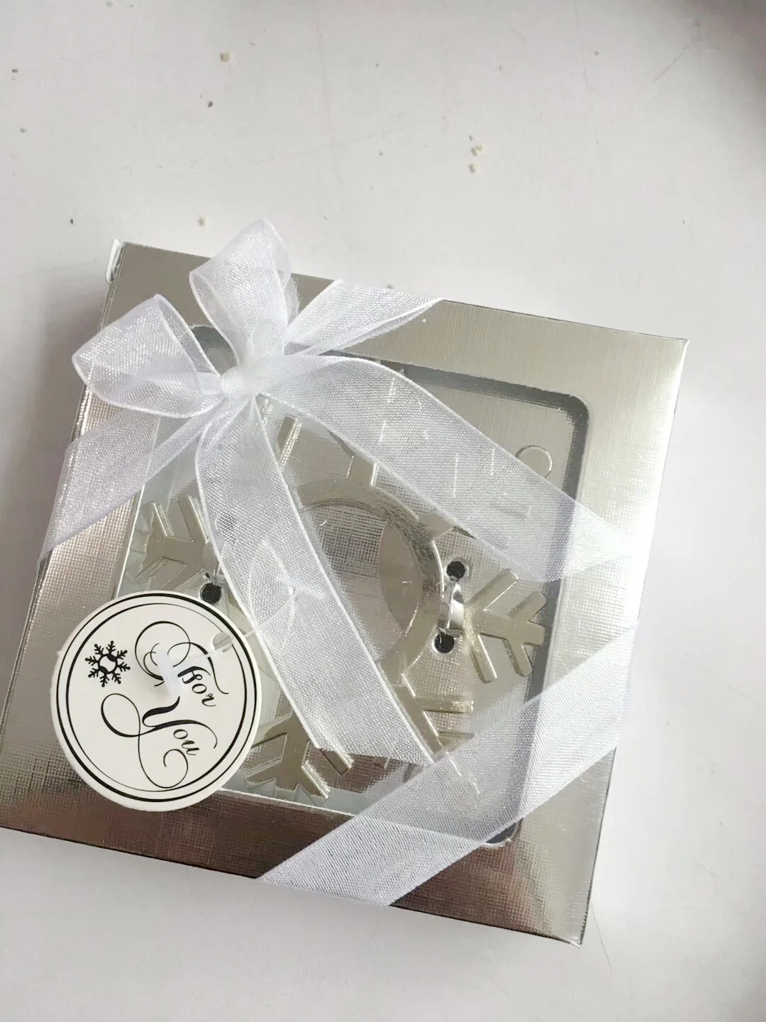 Wedding Souvenirs Snowflake Bottle Opener Tags Wedding Favors and Gifts for Guest Party Festive Party Supplies
Wedding Souvenirs Snowflake Bottle Opener Tags Wedding Favors and Gifts for Guest Party Festive Party Supplies