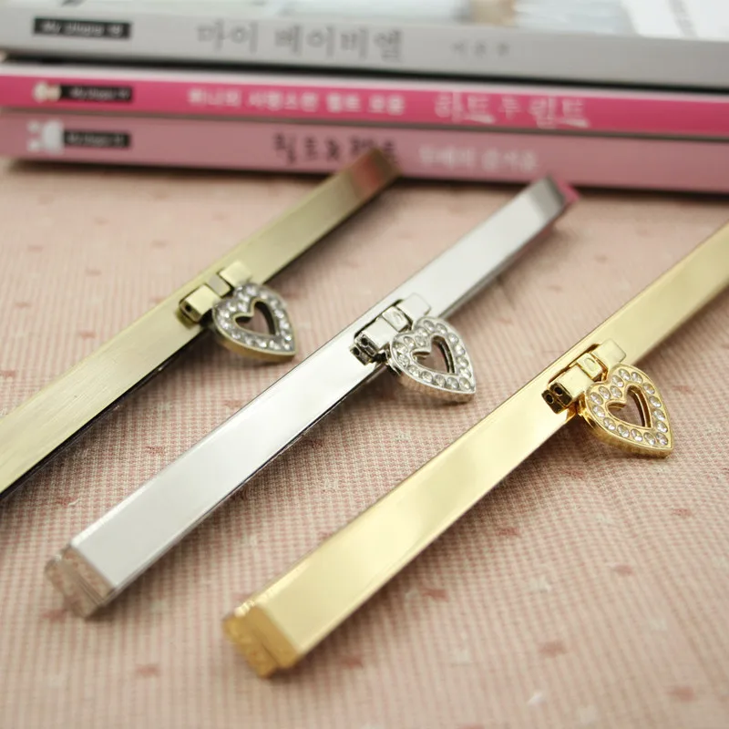 20pcs 19 CM heart head regula DIY Metal Purse frame Handle for Bag sewing, antique Bronze Silver and golden color, freeshipping
20pcs 19 CM heart head regula DIY Metal Purse frame Handle for Bag sewing, antique Bronze Silver and golden color, freeshipping