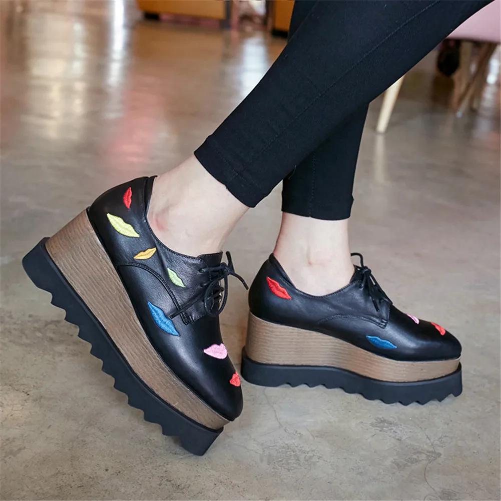Plus Size 33-42 Leisure Embroider Lips Genuine Leather Ladies Wedges Flat Platform Shoes Woman Casual Autumn Flats Sneakers
Plus Size 33-42 Leisure Embroider Lips Genuine Leather Ladies Wedges Flat Platform Shoes Woman Casual Autumn Flats Sneakers