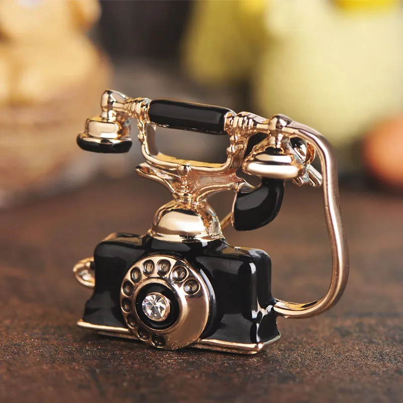 Blucome Reminiscent Vintage Telephone Landline Phone Brooch Mother Father Precious Gifts Souvenir Rose Gold Color Enamel Jewelry
Blucome Reminiscent Vintage Telephone Landline Phone Brooch Mother Father Precious Gifts Souvenir Rose Gold Color Enamel Jewelry