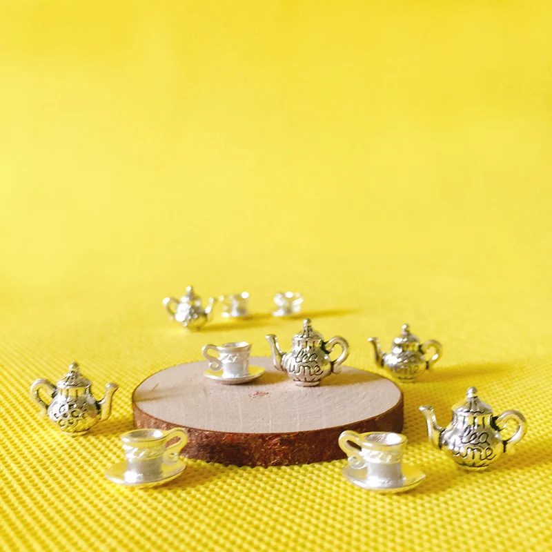 metal tea cup/silver kettle/miniatures dinnerware/cute/fairy garden gnome/moss terrarium decor/bonsai/figurine/doll house
metal tea cup/silver kettle/miniatures dinnerware/cute/fairy garden gnome/moss terrarium decor/bonsai/figurine/doll house