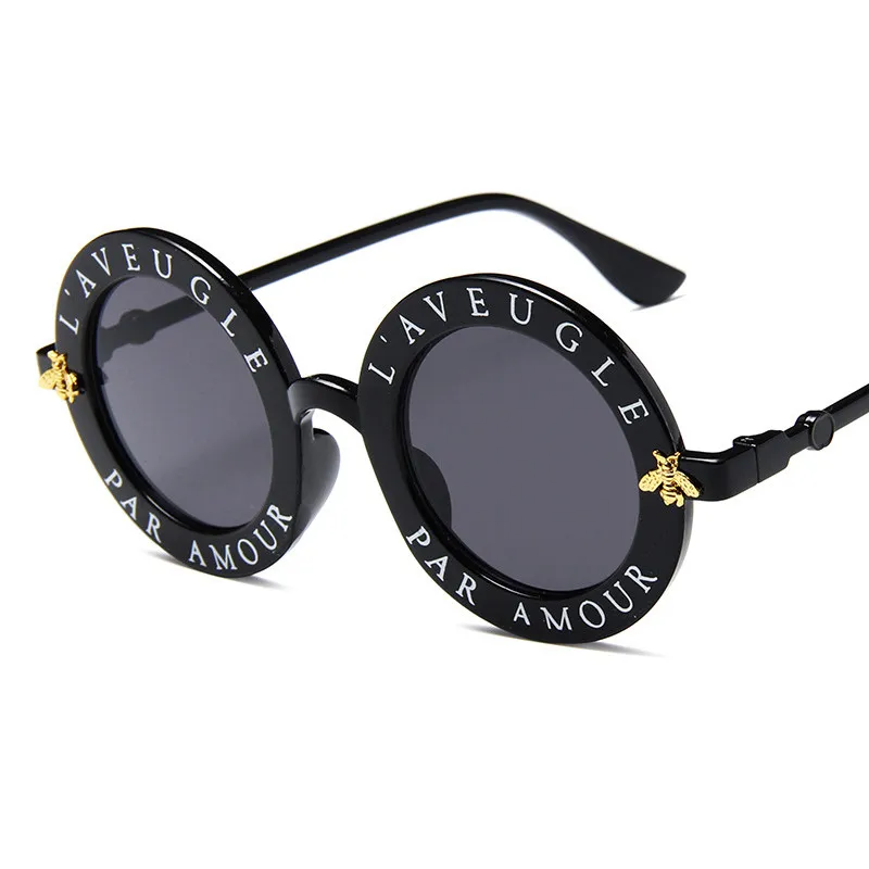 LATASHA 2019 Retro Round Lady Sunglasses English Letter Bees Men Luxury Brand Cat Eye Glasses UV400 Color Travel Travel Goggle
LATASHA 2019 Retro Round Lady Sunglasses English Letter Bees Men Luxury Brand Cat Eye Glasses UV400 Color Travel Travel Goggle