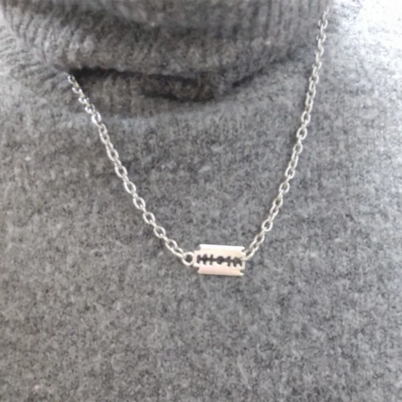 2019 Natural Color Stainless Steel Chain Necklace Alloy Blade Pendant Charm Necklace for Men Women Unisex Necklace 45cm/ 50cm
2019 Natural Color Stainless Steel Chain Necklace Alloy Blade Pendant Charm Necklace for Men Women Unisex Necklace 45cm/ 50cm