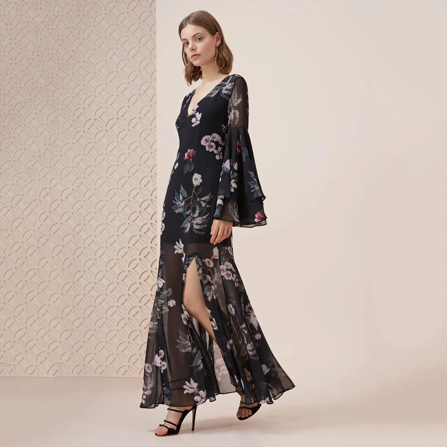 2019 Street Women Sexy Dew Back Print Cascading Horn Cuff Perspective Even Glitz V-Neck Print Flare Sleeve Black Women Dress
2019 Street Women Sexy Dew Back Print Cascading Horn Cuff Perspective Even Glitz V-Neck Print Flare Sleeve Black Women Dress