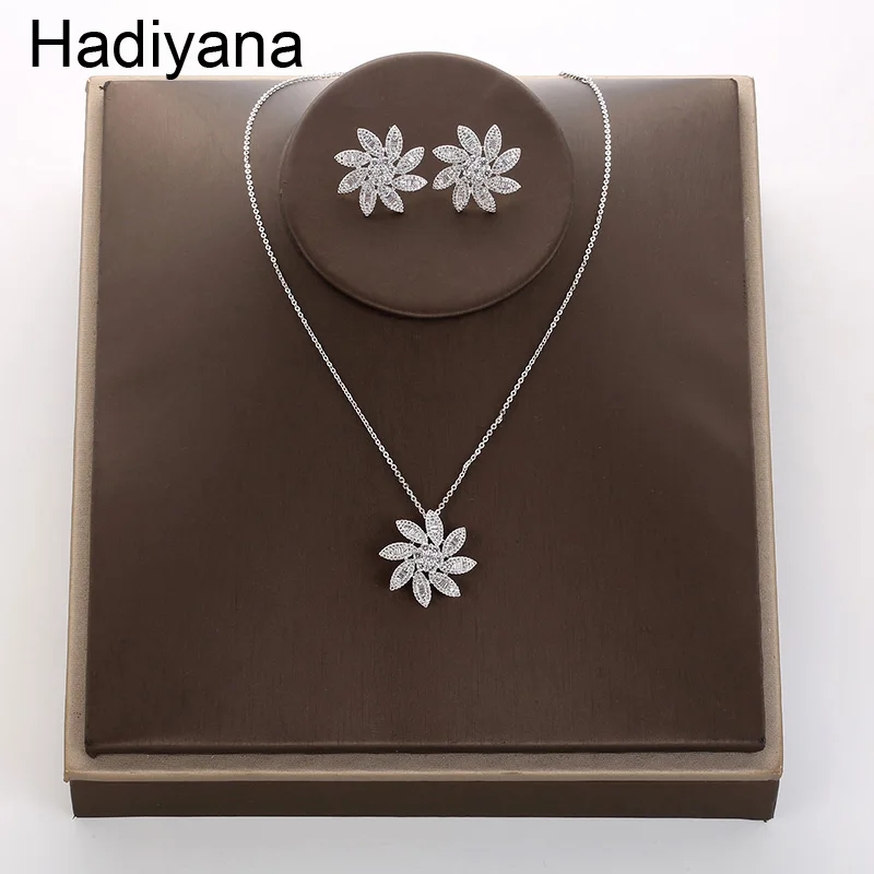 Hadiyana 2018 Micro Inlaid Zircon Necklace Clavicle Chain Earrings Set Shiny Flower Pendant Earrings Jewelry Wholesale TZ5036
Hadiyana 2018 Micro Inlaid Zircon Necklace Clavicle Chain Earrings Set Shiny Flower Pendant Earrings Jewelry Wholesale TZ5036