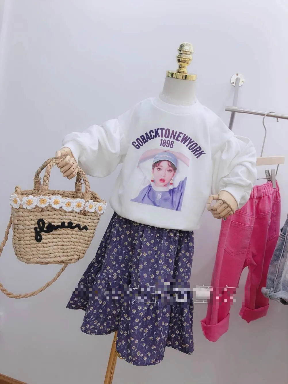Children's wear 2019 spring new girls fashion print sweater with floral skirt princess two-piece suit
Children's wear 2019 spring new girls fashion print sweater with floral skirt princess two-piece suit
