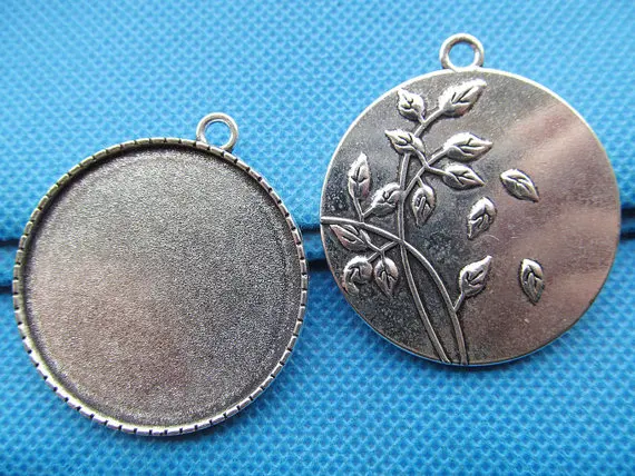 5pcs Antique Silver tone/Antique bronze Flower Base Setting Tray Bezel Pendant Charm,Caved Border,fit 35mm Cabochon/Cameo
5pcs Antique Silver tone/Antique bronze Flower Base Setting Tray Bezel Pendant Charm,Caved Border,fit 35mm Cabochon/Cameo