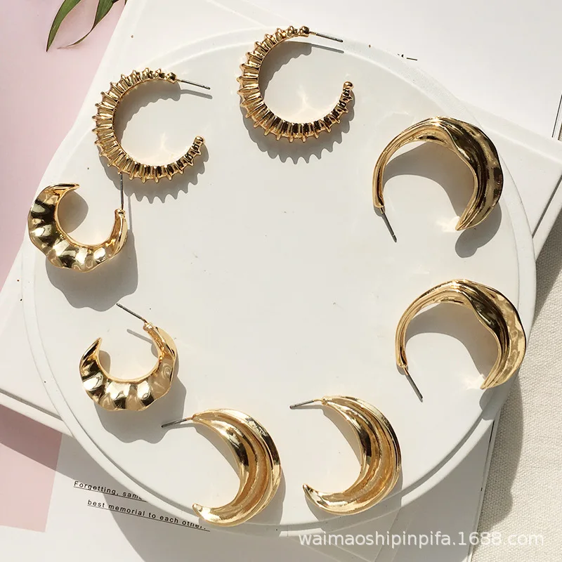 SOHOT New Design Irregular Alloy Tiny C shape Women Hoop Earrings Minimalist Style Punk INS Hot Sale Party Jewelry Brincos
SOHOT New Design Irregular Alloy Tiny C shape Women Hoop Earrings Minimalist Style Punk INS Hot Sale Party Jewelry Brincos