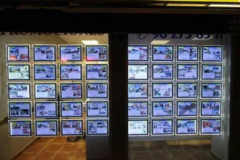 A4 LED Window Display Acrylic Poster Frame Hanging Acrylic Signage Light Box Used for Real estate agency / property agency
A4 LED Window Display Acrylic Poster Frame Hanging Acrylic Signage Light Box Used for Real estate agency / property agency