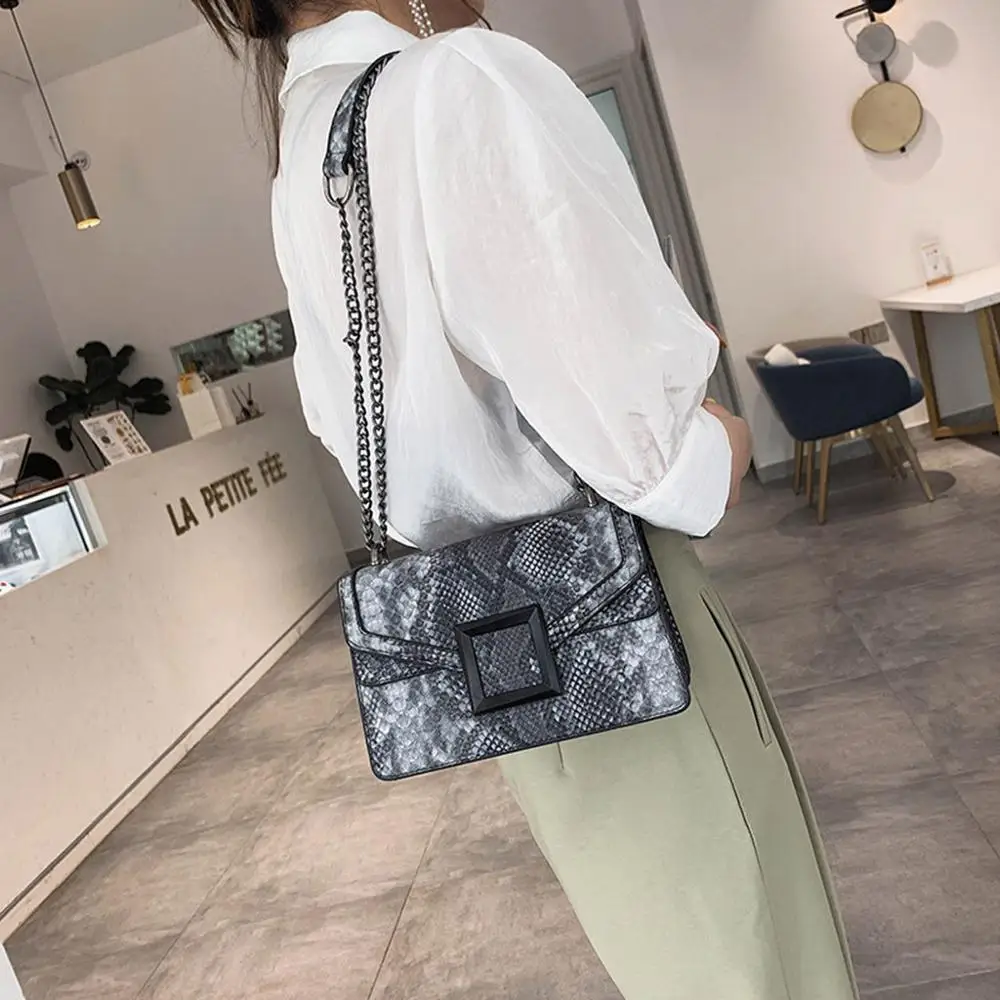 Women's shoulder bag Trendy chain Snake Print Shoulder message Bag Vintage Crossbody Women's crossbody bag bolso mujer handtas
Women's shoulder bag Trendy chain Snake Print Shoulder message Bag Vintage Crossbody Women's crossbody bag bolso mujer handtas