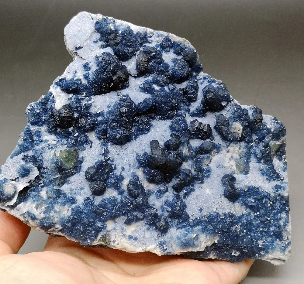 572g Natural rare Blue Fluorite Mineral Specimen Large crystal stone and crystal form Inner Mongolia
572g Natural rare Blue Fluorite Mineral Specimen Large crystal stone and crystal form Inner Mongolia