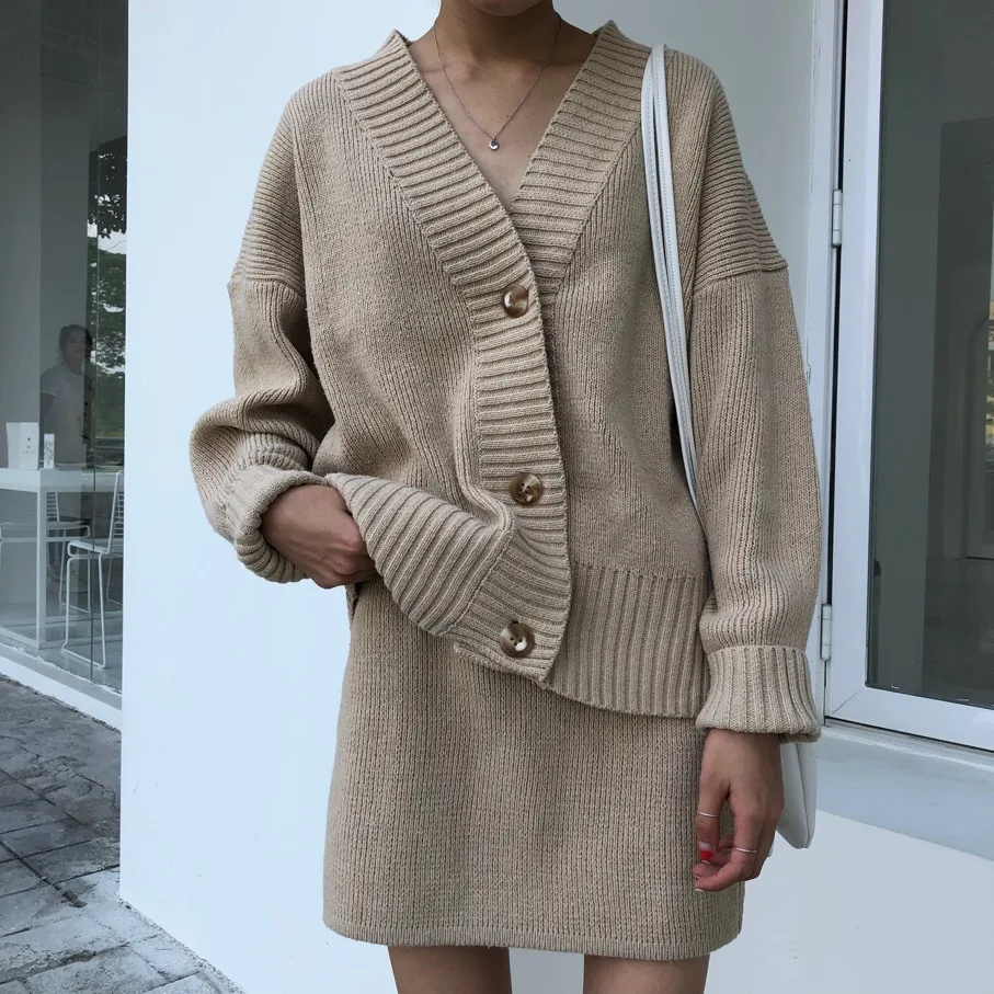 2018 Top Fashion Cotton Full Button Women's New Knit Suit Fashion Loose V-neck Sweater Cardigan + Skirt 2 Piece Female Two Set
2018 Top Fashion Cotton Full Button Women's New Knit Suit Fashion Loose V-neck Sweater Cardigan + Skirt 2 Piece Female Two Set