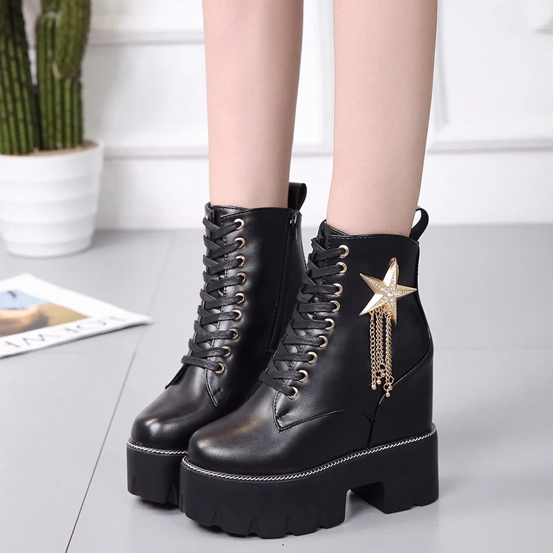 2018 new Martin boots thick with waterproof platform women's boots black platform super high heels.
2018 new Martin boots thick with waterproof platform women's boots black platform super high heels.