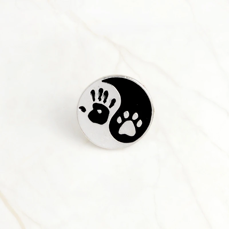 Тай Чи pin Черный и белый круглый Броши Ying yang ручной печати Собачья лапа шпильки