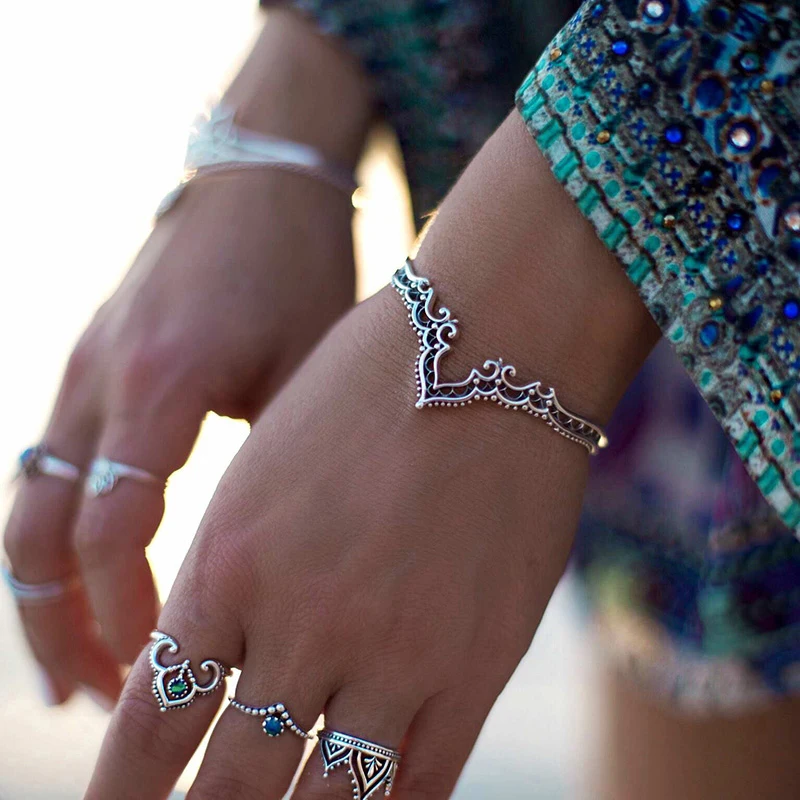 Bangles Vintage Indian Hollow Pattern Bangle Bohemian Love Cuff Bracelets For Women Femme Fashion Jewelry Accessory
Bangles Vintage Indian Hollow Pattern Bangle Bohemian Love Cuff Bracelets For Women Femme Fashion Jewelry Accessory