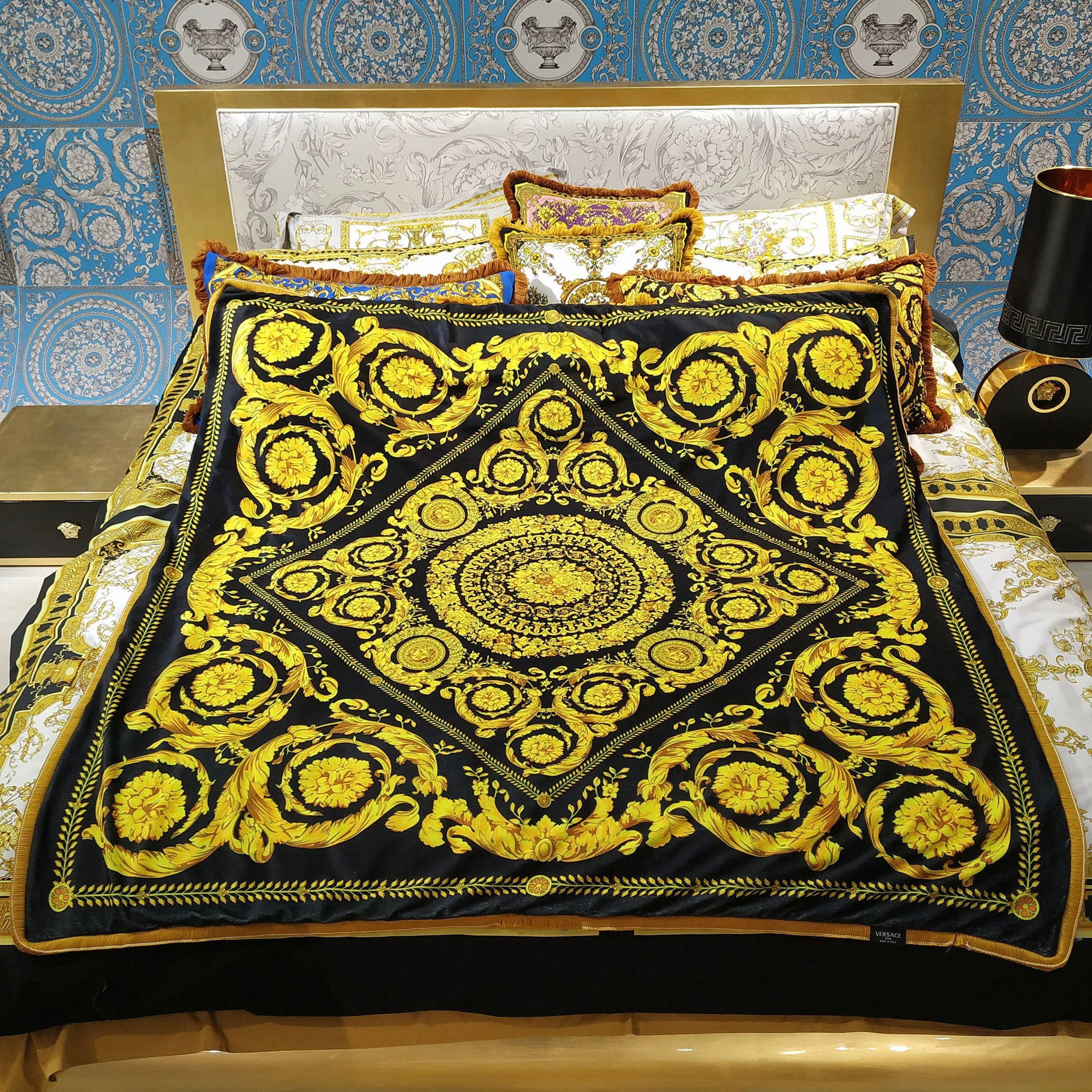 Coral Fleece fabric blanket europe style 150by 150cm sofa/airplane/car blanket easy to carry
Coral Fleece fabric blanket europe style 150by 150cm sofa/airplane/car blanket easy to carry