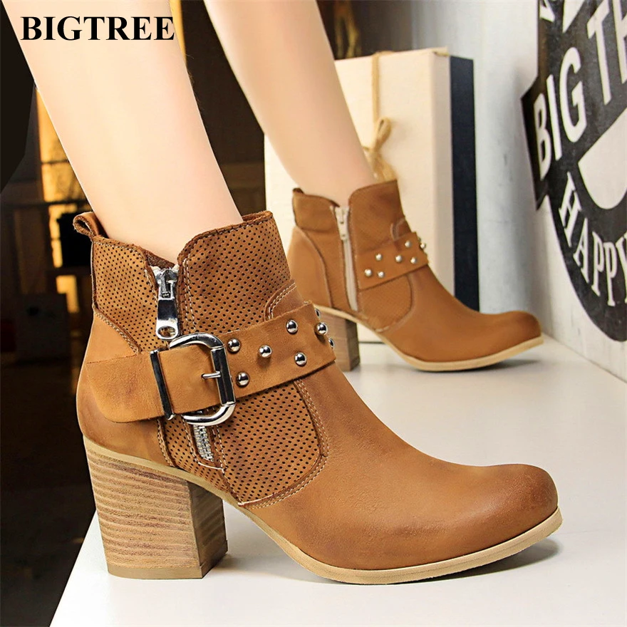 New Retro Wood Grain Thick Heel Women Boots Round Toe Leather Ankle Boots High Heels Casual Rivet Belt Buckle Riding Boots Woman
New Retro Wood Grain Thick Heel Women Boots Round Toe Leather Ankle Boots High Heels Casual Rivet Belt Buckle Riding Boots Woman