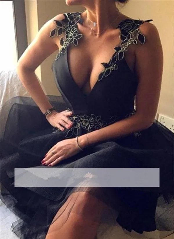 Black 2019 Homecoming Dresses A-line Deep V-neck Tulle Appliques Short Mini Elegant Cocktail Dresses
Black 2019 Homecoming Dresses A-line Deep V-neck Tulle Appliques Short Mini Elegant Cocktail Dresses