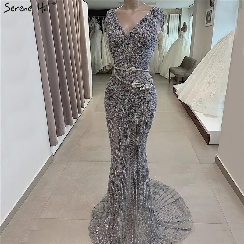 Dubai Grey Luxury Mermaid Design Prom Dresses V-Neck Crystal Beading Sexy Prom Gowns 2019 Serene Hill BLA60916
Dubai Grey Luxury Mermaid Design Prom Dresses V-Neck Crystal Beading Sexy Prom Gowns 2019 Serene Hill BLA60916