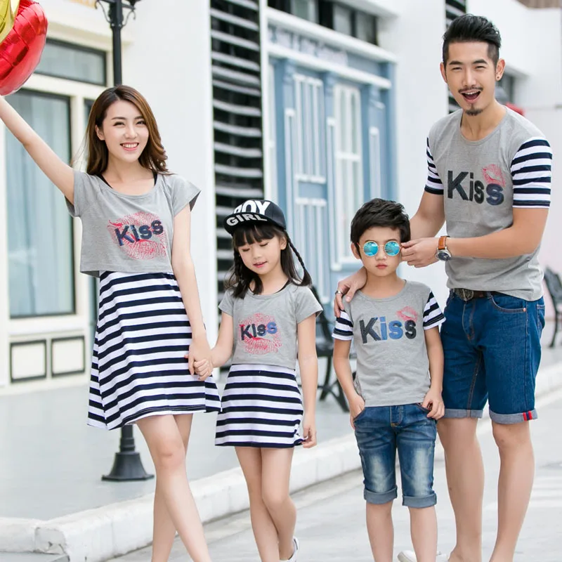 Couple Family Matching Outfit 2016 Summer New Family Clothing Embroider Kiss Short Sleeve T-Shirt Mother Daughter Dresses
Couple Family Matching Outfit 2016 Summer New Family Clothing Embroider Kiss Short Sleeve T-Shirt Mother Daughter Dresses