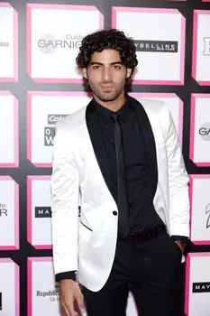 Fashion Design One Button Men Suits With White Shawl Collar Red Carpet Tuxedos Slim Fit Blazer Men Suits (Jacket+Pants+Tie)
Fashion Design One Button Men Suits With White Shawl Collar Red Carpet Tuxedos Slim Fit Blazer Men Suits (Jacket+Pants+Tie)