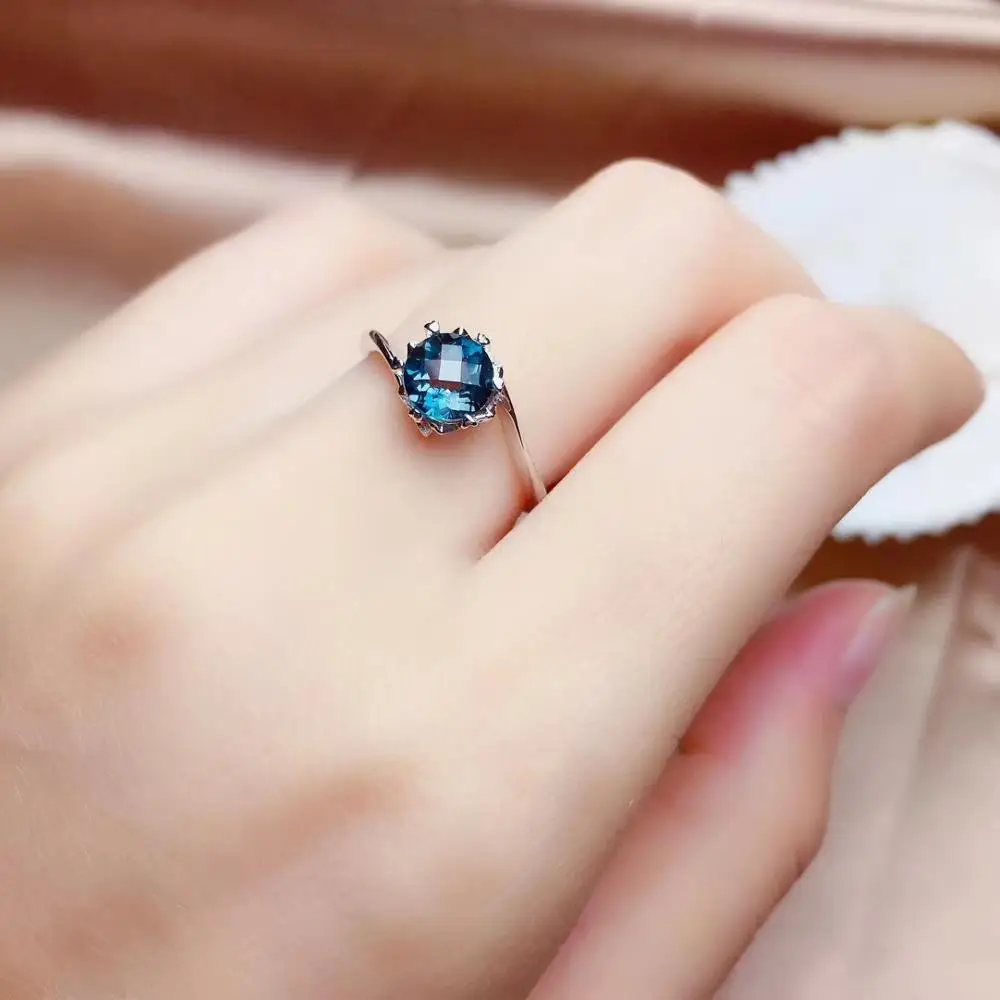 Женское кольцо из серебра 925 пробы с натуральным голубым топазом | Украшения и