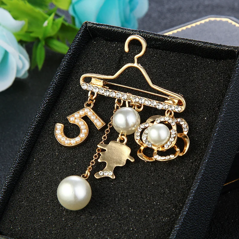 Gold Hanger Crystal Camellia Number 5 Brooch Pins for Women Luxury Tassel Pearl Brooches No.5 Brand Jewelry Z029
Gold Hanger Crystal Camellia Number 5 Brooch Pins for Women Luxury Tassel Pearl Brooches No.5 Brand Jewelry Z029