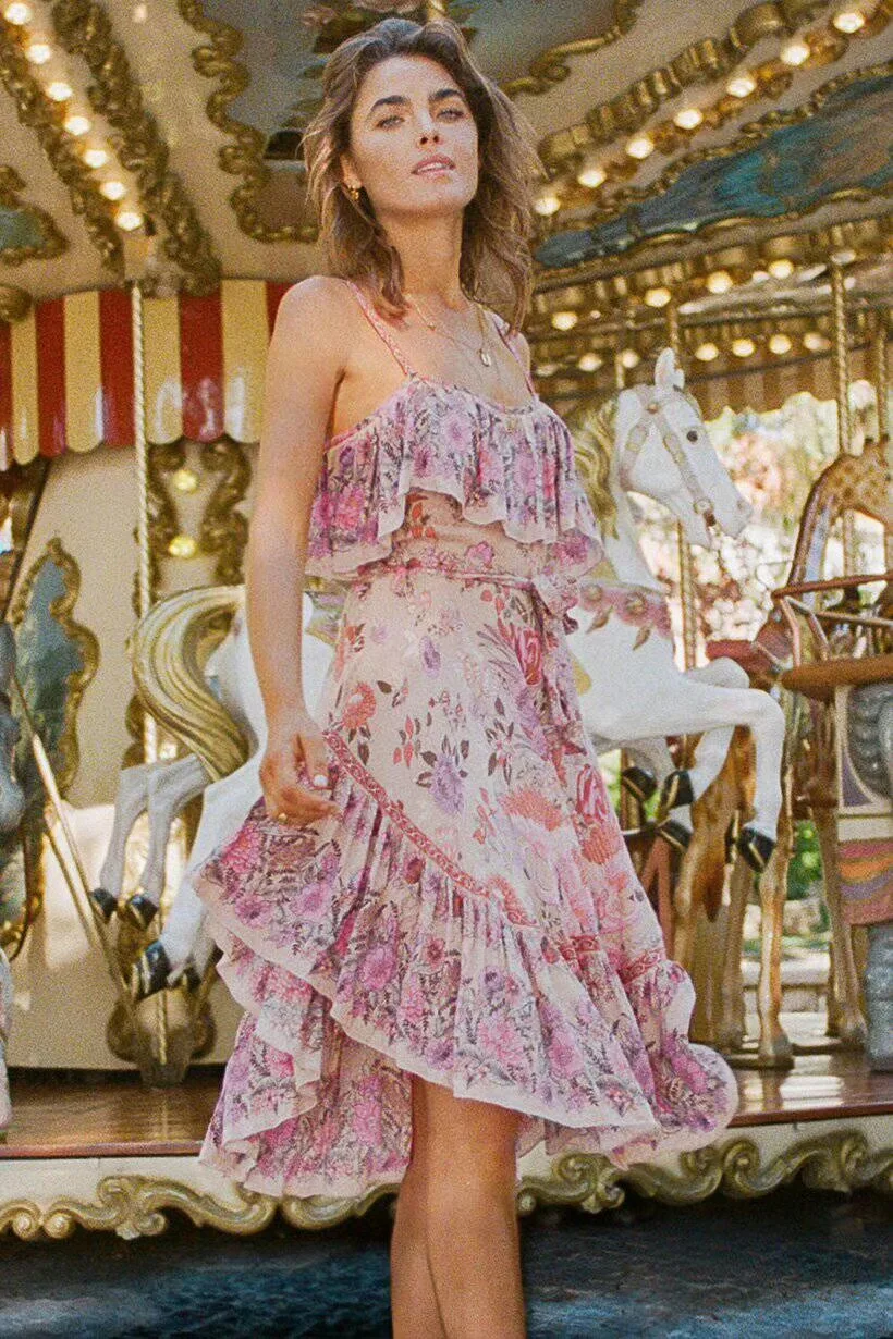 EXCOSMIC Luxury Arrival 2019 Women's Sleeves Embroidery Lace Patchwork Elegant Long Runway Dresses Floral Print Beach Dress
EXCOSMIC Luxury Arrival 2019 Women's Sleeves Embroidery Lace Patchwork Elegant Long Runway Dresses Floral Print Beach Dress