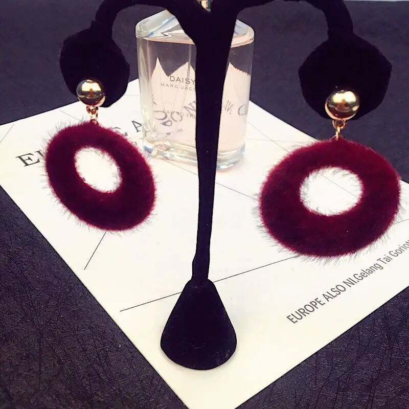 2018 Bohemian temperament round plush hair ball cute plush earrings women's jewelry gift wholesale
2018 Bohemian temperament round plush hair ball cute plush earrings women's jewelry gift wholesale
