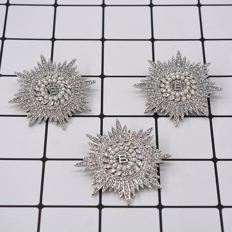 Europe large pearl crystal sunflowers B brooch sweater snowflake pins brooch Korean chest buckle accessories 300
Europe large pearl crystal sunflowers B brooch sweater snowflake pins brooch Korean chest buckle accessories 300