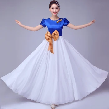 The new female chorus costumes dance skirt students recite poetry.
The new female chorus costumes dance skirt students recite poetry.