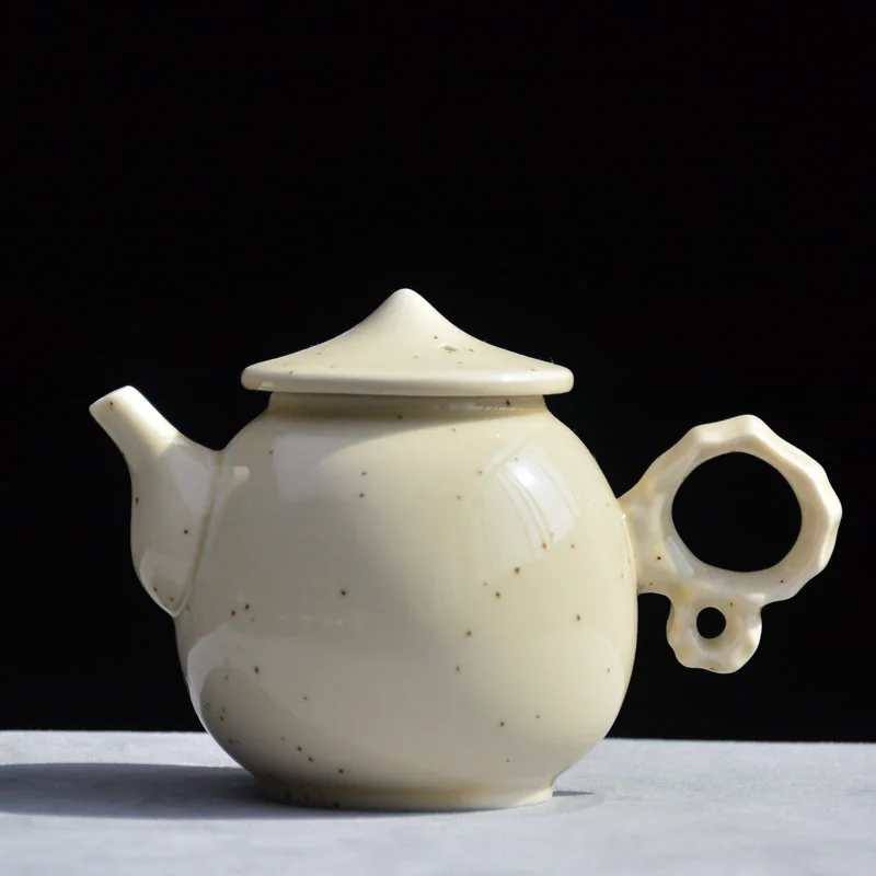 Creative Handmade White Ceramic Teapot Yellow Glaze Lake Stone Chinese Kungfu Tea Teapot Small Hand Tea pot
Creative Handmade White Ceramic Teapot Yellow Glaze Lake Stone Chinese Kungfu Tea Teapot Small Hand Tea pot