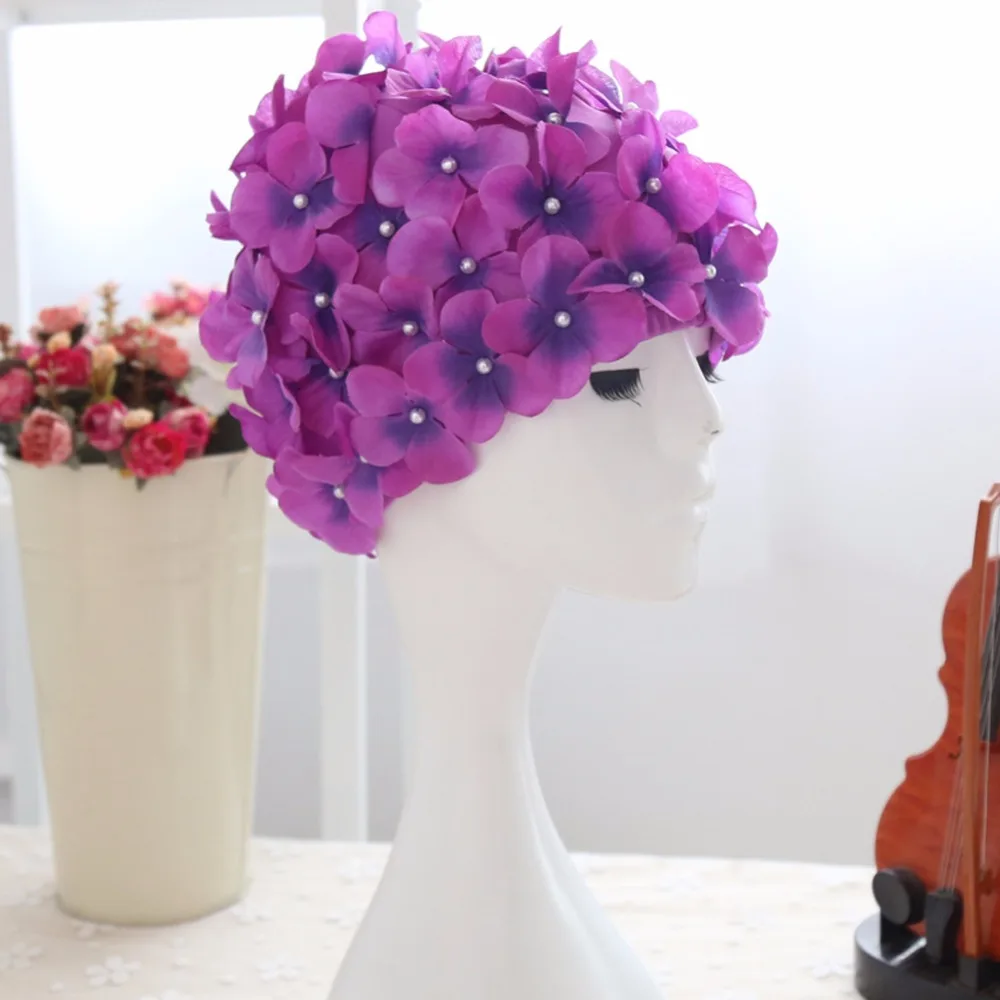 Gorro de tela plisado con estampado de pétalos de flores para