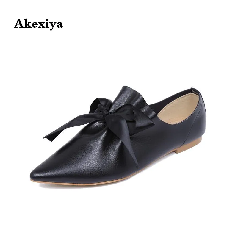 2017 Women's Shoes Pointed Toe Flat-bottomed Single Shoes Female PU Leather Fashion Big Bow Plus Size 43
2017 Women's Shoes Pointed Toe Flat-bottomed Single Shoes Female PU Leather Fashion Big Bow Plus Size 43