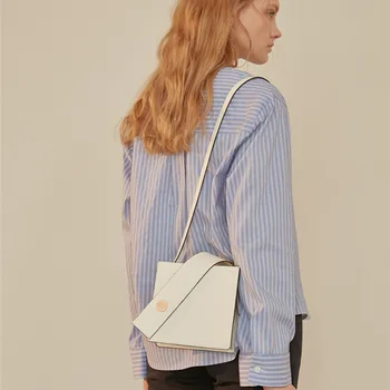 Bag female Korean version of the spring and summer new simple wind niche designer fashion wild shoulder Messenger box bag
Bag female Korean version of the spring and summer new simple wind niche designer fashion wild shoulder Messenger box bag