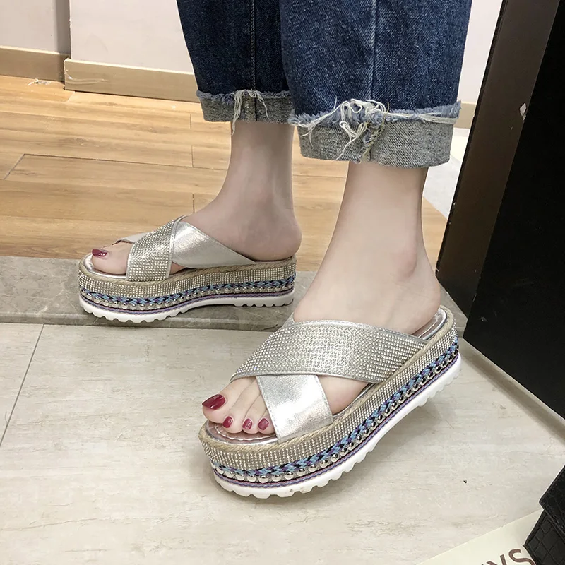 Shoes Ladies Flip Flops Slippers Platform On A Wedge Designer Slides Cross-tied Med Shose Women Flip-flops Luxury Glitter
Shoes Ladies Flip Flops Slippers Platform On A Wedge Designer Slides Cross-tied Med Shose Women Flip-flops Luxury Glitter