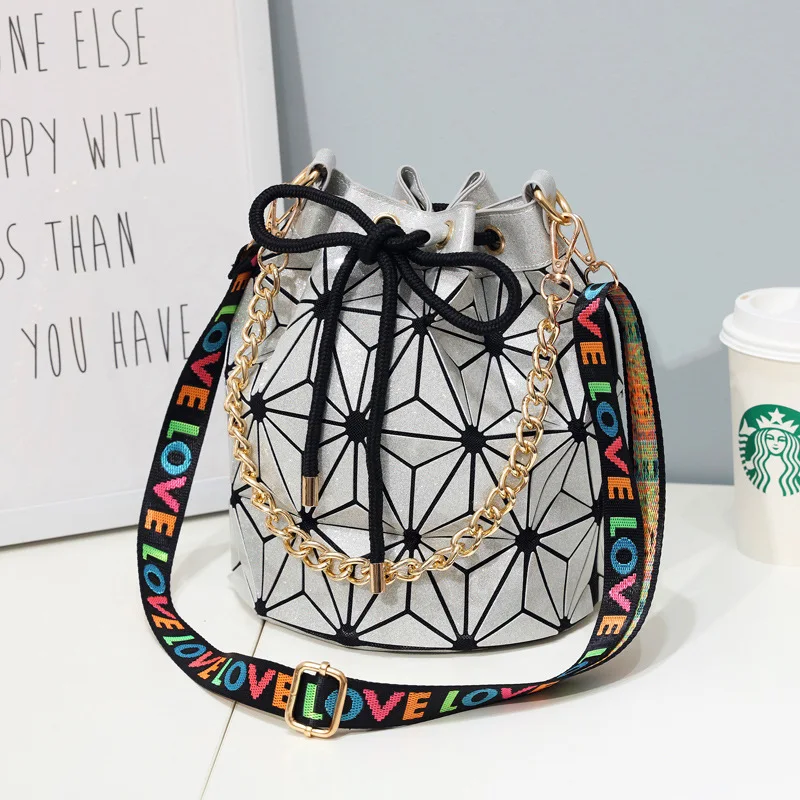 New Bucket Women Luminous Geometry Shoulder Bags Diamond Totes Messenger Bag Women Laser Folding Handbags Female Purse Sac Bolso
New Bucket Women Luminous Geometry Shoulder Bags Diamond Totes Messenger Bag Women Laser Folding Handbags Female Purse Sac Bolso