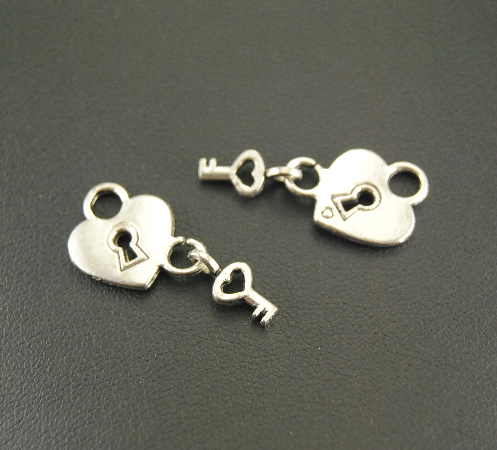 30 pcs Antique Silver Heart Lock and Key Charm Pendant DIY jewelry making A592
30 pcs Antique Silver Heart Lock and Key Charm Pendant DIY jewelry making A592