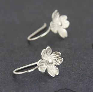 Free shipping 2015 new arrival fashion flower design 925 sterling silver ladies`stud earrings jewelry gift
Free shipping 2015 new arrival fashion flower design 925 sterling silver ladies`stud earrings jewelry gift