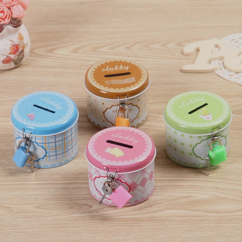 1pc Universal Gift for Money Storage Vogue Simple Pattern Tinplate Piggy Bank with Lock Durable Round Piggy Bank(Random Color)
1pc Universal Gift for Money Storage Vogue Simple Pattern Tinplate Piggy Bank with Lock Durable Round Piggy Bank(Random Color)