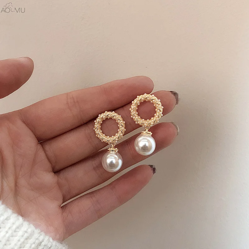 AOMU Sweet S925 Sterling Silver Pin Pearl Metal Geometric Circle Hollow Dangle Drop Earrings for Women Girl Party Jewelry Gift
AOMU Sweet S925 Sterling Silver Pin Pearl Metal Geometric Circle Hollow Dangle Drop Earrings for Women Girl Party Jewelry Gift